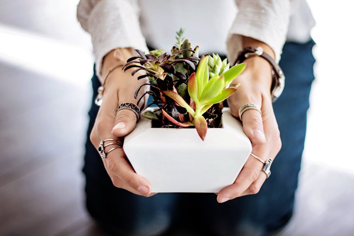 Adopt the thumb ring ladies to be elegant and stylish!