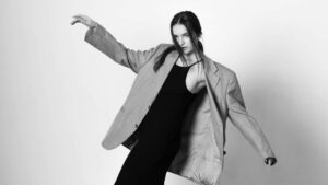 Femme avec une robe et un blazer