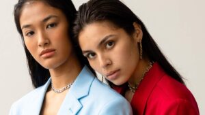 Deux femmes habillée colorée