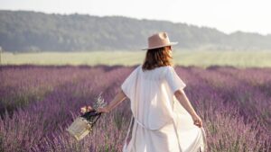 Femme dans un champs de lavande